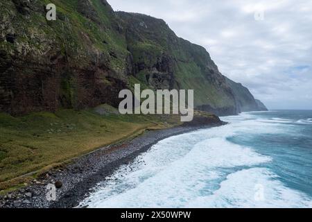 Achadas da Cruz, Madeira, Portugal. Das kleine Küstendorf mit der steilsten Seilbahn Europas. Drohnenansicht aus der Luft Stockfoto