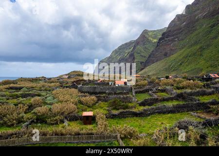 Achadas da Cruz, Madeira, Portugal. Das kleine Küstendorf mit der steilsten Seilbahn Europas. Drohnenansicht aus der Luft Stockfoto