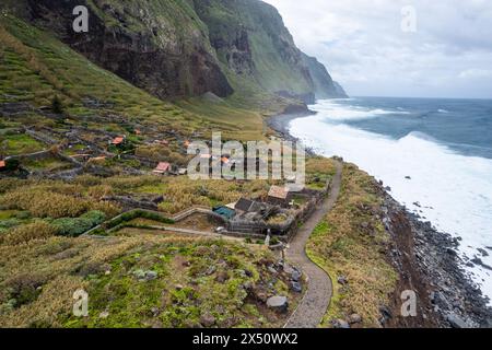 Achadas da Cruz, Madeira, Portugal. Das kleine Küstendorf mit der steilsten Seilbahn Europas. Drohnenansicht aus der Luft Stockfoto