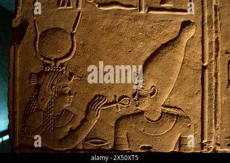 Ägypten. Philae Tempel, der Göttin Isis gewidmet. Errichtet in ptolemäischer und römischer Zeit. Relief von der inneren Schutzmauer, die die Göttin Isis darstellt, die Osiris mit dem Ankh (ägyptisches Zeichen für das Leben) wiederbelebt. Agilkia Island. Assuan. Stockfoto