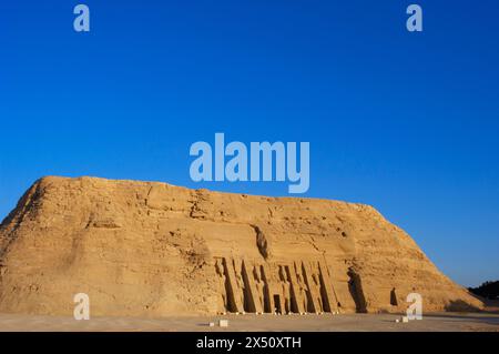 Abu Simbel, Ägypten. Tempel von Hathor oder Tempel von Nefertari, oder auch kleiner Tempel genannt. Es wurde während der Regierungszeit von Pharao Ramesses II. (Ca. 1279 v. Chr.–1213 v. Chr.) erbaut und seiner Frau, Königin Nefertari, gewidmet. Allgemeine Sicht auf die Fassade. Stockfoto