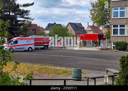 Delitzsch - Gefahrgut tritt in Schule aus mehreren Verletzte, Dutzende Rettungskräfte und drei Hubschrauber im Einsatz 26.04.2024 gegen 12,30 Uhr Delitzsch, Ostraße zu einem Großeinsatz von Feuerwehr und Rettungsdienst kommt es derzeit an der Artur-Becker-Oberschule in Delitzsch. Dort soll nach ersten Erkenntnissen in einem Raum der Schule Chlorgas ausgetreten und mehrere Menschen dadurch verletzt worden sein. Laut Polizei soll es mehrere Schüler geben, die über Atemwegsreizungen geklagt haben. Sie werden medizinisch vor Ort betreut, einige seien ins Krankenhaus gekommen. Die Leitstelle alarmie Stockfoto