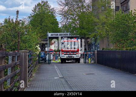 Delitzsch - Gefahrgut tritt in Schule aus mehreren Verletzte, Dutzende Rettungskräfte und drei Hubschrauber im Einsatz 26.04.2024 gegen 12,30 Uhr Delitzsch, Ostraße zu einem Großeinsatz von Feuerwehr und Rettungsdienst kommt es derzeit an der Artur-Becker-Oberschule in Delitzsch. Dort soll nach ersten Erkenntnissen in einem Raum der Schule Chlorgas ausgetreten und mehrere Menschen dadurch verletzt worden sein. Laut Polizei soll es mehrere Schüler geben, die über Atemwegsreizungen geklagt haben. Sie werden medizinisch vor Ort betreut, einige seien ins Krankenhaus gekommen. Die Leitstelle alarmie Stockfoto