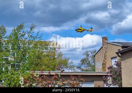 Delitzsch - Gefahrgut tritt in Schule aus mehreren Verletzte, Dutzende Rettungskräfte und drei Hubschrauber im Einsatz 26.04.2024 gegen 12,30 Uhr Delitzsch, Ostraße zu einem Großeinsatz von Feuerwehr und Rettungsdienst kommt es derzeit an der Artur-Becker-Oberschule in Delitzsch. Dort soll nach ersten Erkenntnissen in einem Raum der Schule Chlorgas ausgetreten und mehrere Menschen dadurch verletzt worden sein. Laut Polizei soll es mehrere Schüler geben, die über Atemwegsreizungen geklagt haben. Sie werden medizinisch vor Ort betreut, einige seien ins Krankenhaus gekommen. Die Leitstelle alarmie Stockfoto