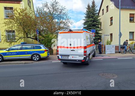 Delitzsch - Gefahrgut tritt in Schule aus mehreren Verletzte, Dutzende Rettungskräfte und drei Hubschrauber im Einsatz 26.04.2024 gegen 12,30 Uhr Delitzsch, Ostraße zu einem Großeinsatz von Feuerwehr und Rettungsdienst kommt es derzeit an der Artur-Becker-Oberschule in Delitzsch. Dort soll nach ersten Erkenntnissen in einem Raum der Schule Chlorgas ausgetreten und mehrere Menschen dadurch verletzt worden sein. Laut Polizei soll es mehrere Schüler geben, die über Atemwegsreizungen geklagt haben. Sie werden medizinisch vor Ort betreut, einige seien ins Krankenhaus gekommen. Die Leitstelle alarmie Stockfoto