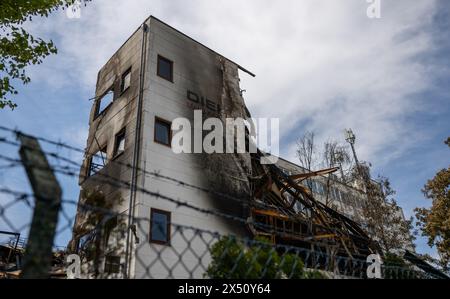 Berlin, Deutschland. Mai 2024. Ansicht eines bei einem Brand teilweise zerstörten Gebäudes auf dem Gelände eines Metalltechnikunternehmens in Berlin-Lichterfelde. Das Feuer brach am Freitagmorgen aus. Ein Technikraum im zweiten Stock eines Fabrikgebäudes war vollständig von Flammen umgeben. Quelle: Monika Skolimowska/dpa/Alamy Live News Stockfoto