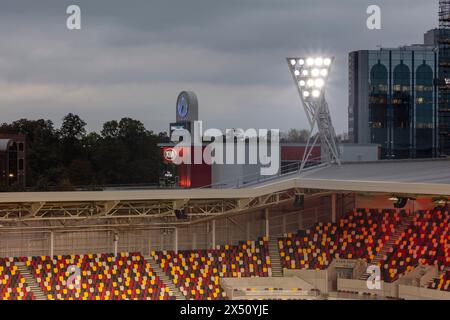 Dämmerungsblick über den Spielplatz. Brentford Community Stadium, Brentford, Vereinigtes Königreich. Architekt: AFL Architects, 2020. Stockfoto