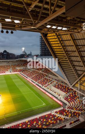 Dämmerungsblick über den Spielplatz. Brentford Community Stadium, Brentford, Vereinigtes Königreich. Architekt: AFL Architects, 2020. Stockfoto