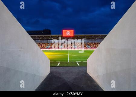 Blick in die Dämmerung über das Spielfeld vom Spielertunnel aus. Brentford Community Stadium, Brentford, Vereinigtes Königreich. Architekt: AFL Architects, 2020. Stockfoto