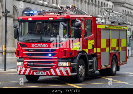 1. Mai 2024. Aberdeen City, Schottland. Das ist ein SFRS-Feuerwehrauto auf einem Notruf auf der Union Street im Stadtzentrum von Aberdeen. Stockfoto