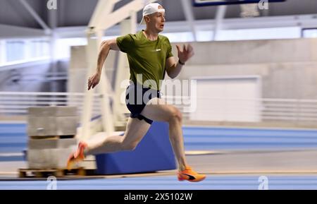 Die belgische Athletin Julien Watrin wurde während eines Leichtathletiktrainings in Louvain-la-Neuve am Montag, den 6. Mai 2024, fotografiert. Der 31-jährige Athlet Watrin trainiert erneut, nachdem er im Januar dieses Jahres bekannt gegeben hatte, dass er an Hodenkrebs leidet. BELGA PHOTO ERIC LALMAND Stockfoto