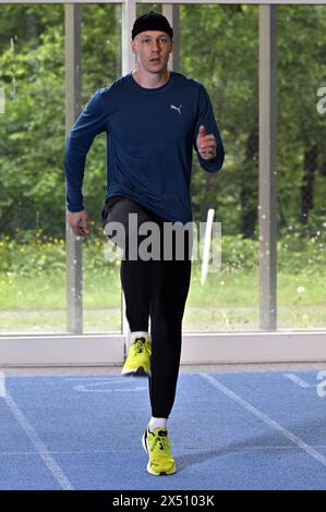 Die belgische Athletin Julien Watrin wurde während eines Leichtathletiktrainings in Louvain-la-Neuve am Montag, den 6. Mai 2024, fotografiert. Der 31-jährige Athlet Watrin trainiert erneut, nachdem er im Januar dieses Jahres bekannt gegeben hatte, dass er an Hodenkrebs leidet. BELGA PHOTO ERIC LALMAND Stockfoto