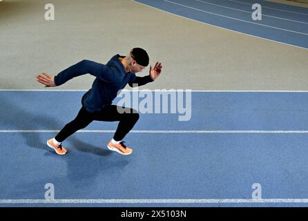 Die belgische Athletin Julien Watrin wurde während eines Leichtathletiktrainings in Louvain-la-Neuve am Montag, den 6. Mai 2024, fotografiert. Der 31-jährige Athlet Watrin trainiert erneut, nachdem er im Januar dieses Jahres bekannt gegeben hatte, dass er an Hodenkrebs leidet. BELGA PHOTO ERIC LALMAND Stockfoto