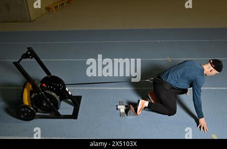 Die belgische Athletin Julien Watrin wurde während eines Leichtathletiktrainings in Louvain-la-Neuve am Montag, den 6. Mai 2024, fotografiert. Der 31-jährige Athlet Watrin trainiert erneut, nachdem er im Januar dieses Jahres bekannt gegeben hatte, dass er an Hodenkrebs leidet. BELGA PHOTO ERIC LALMAND Stockfoto