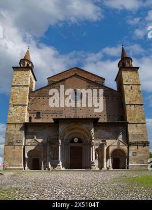 Ländliche Landschaft mit romanischem Domgebäude Stockfoto