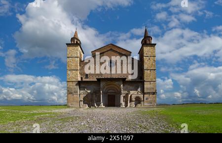 Ländliche Landschaft mit romanischem Domgebäude Stockfoto