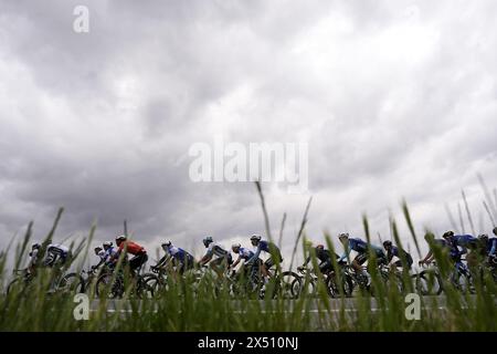 Italia. Mai 2024. Die Radfahrer während der dritten Etappe des Giro d’Italia von Novara nach Fossano, 6. Mai 2024 Italien. (Foto: Fabio Ferrai/LaPresse) Credit: LaPresse/Alamy Live News Stockfoto