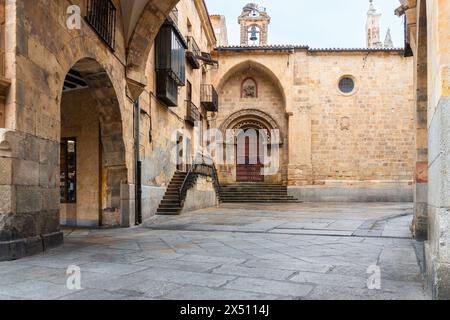 Die Plaza del Corrillo ist ein belebter Platz neben dem Plaza Mayor in Salamanca. Stockfoto