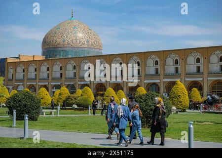 Isfahan, Iran – 30. März 2024: Die Scheich-Lotfollah-Moschee befindet sich auf dem Naghsh-e-Jahan-Platz in Isfahan, Iran. Stockfoto