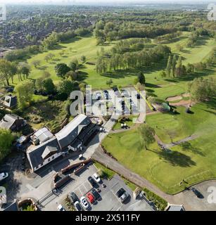 Blick aus der Vogelperspektive auf den Golfplatz, Greater Manchester, Großbritannien. Grüne Fairways und Bunker sind sichtbar. Stockfoto