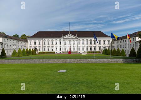 Deutschland, Berlin - Flaggenschmuck am Amtssitz des Bundespräsidenten, Schloss Bellevue, anlässlich der Begrüßung des Vorsitzenden der Präsidentschaft von Bosnien und Herzegowina 2024. *** Flaggen im Schloss Bellevue 2024 05 06 Deutschland, Berlin Flaggendekoration am Amtssitz des Bundespräsidenten, Schloss Bellevue, anlässlich der Begrüßung des Vorsitzenden der Präsidentschaft von Bosnien und Herzegowina Stockfoto
