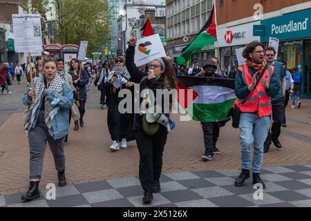 London, Großbritannien. Mai 2024. Lokale pro-palästinensische Aktivisten marschieren durch das Zentrum von Croydon. Die Aktivisten forderten einen sofortigen Waffenstillstand in Gaza, ein Ende der israelischen Besetzung palästinensischen Landes und den Boykott von Marken, die Israel unterstützen sollen. Quelle: Mark Kerrison/Alamy Live News Stockfoto