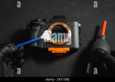 Professionelle Sensorreinigung auf spiegelloser Kamera, Nahaufnahme. Stockfoto