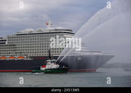 Southampton, England 30. April 2024: Das New Cunard-Schiff Queen Anne fährt zum ersten Mal in Begleitung von Wasserkanonen in den Heimathafen von Southampton ein Stockfoto