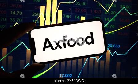 Konskie, Polen – 17. März 2024: Logo des Unternehmens Axfood auf dem Mobiltelefon Stockfoto