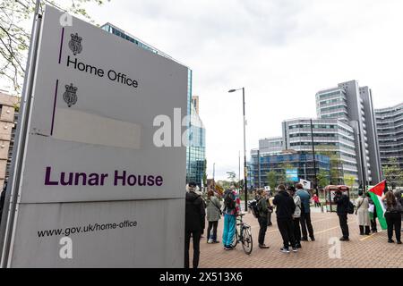 London, Großbritannien. Mai 2024. Aktivisten protestieren gegen das kürzlich von der britischen Regierung verabschiedete Gesetz zur Sicherheit Ruandas und gegen Pläne für Abschiebeflüge außerhalb der Einwanderungsmeldezentrale des Innenministeriums Lunar House. Die Redner des Protestes haben insbesondere auf die Abschiebung palästinensischer Gefangener hingewiesen. Quelle: Mark Kerrison/Alamy Live News Stockfoto