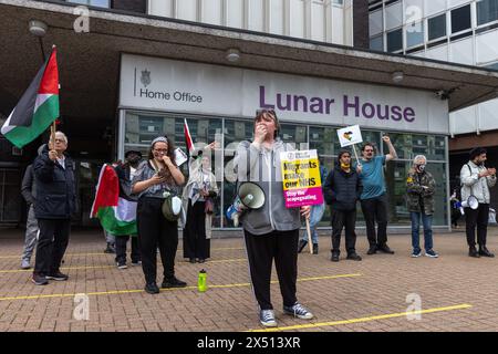 London, Großbritannien. Mai 2024. Paula Peters von Disabled People Against Cutts (DPAC) spricht Aktivisten an, die gegen das kürzlich verabschiedete Gesetz zur Sicherheit Ruandas der britischen Regierung protestieren und Pläne für Abschiebeflüge vor der Einwanderungsmeldezentrale des Innenministeriums Lunar House. Die Redner des Protestes haben insbesondere auf die Abschiebung palästinensischer Gefangener hingewiesen. Quelle: Mark Kerrison/Alamy Live News Stockfoto