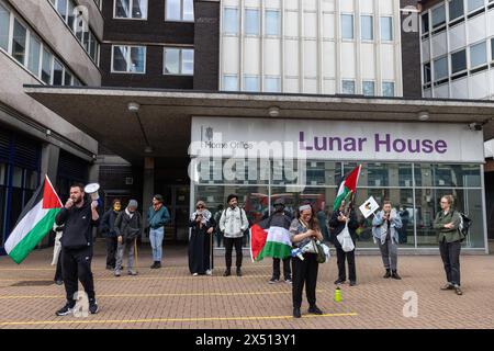 London, Großbritannien. Mai 2024. Aktivisten protestieren gegen das kürzlich von der britischen Regierung verabschiedete Gesetz zur Sicherheit Ruandas und gegen Pläne für Abschiebeflüge außerhalb der Einwanderungsmeldezentrale des Innenministeriums Lunar House. Die Redner des Protestes haben insbesondere auf die Abschiebung palästinensischer Gefangener hingewiesen. Quelle: Mark Kerrison/Alamy Live News Stockfoto