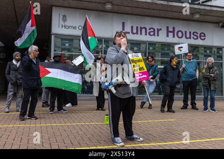 London, Großbritannien. Mai 2024. Paula Peters von Disabled People Against Cutts (DPAC) spricht Aktivisten an, die gegen das kürzlich verabschiedete Gesetz zur Sicherheit Ruandas der britischen Regierung protestieren und Pläne für Abschiebeflüge vor der Einwanderungsmeldezentrale des Innenministeriums Lunar House. Die Redner des Protestes haben insbesondere auf die Abschiebung palästinensischer Gefangener hingewiesen. Quelle: Mark Kerrison/Alamy Live News Stockfoto