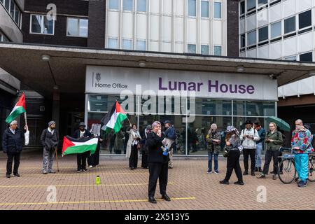 London, Großbritannien. Mai 2024. Ein Sprecher der Sozialistischen Partei spricht Aktivisten an, die gegen das kürzlich von der britischen Regierung verabschiedete Gesetz zur Sicherheit Ruandas protestieren und Pläne für Abschiebungsflüge außerhalb des Meldezentrums für Einwanderungsfragen des Innenministeriums Lunar House. Die Redner des Protestes haben insbesondere auf die Abschiebung palästinensischer Gefangener hingewiesen. Quelle: Mark Kerrison/Alamy Live News Stockfoto