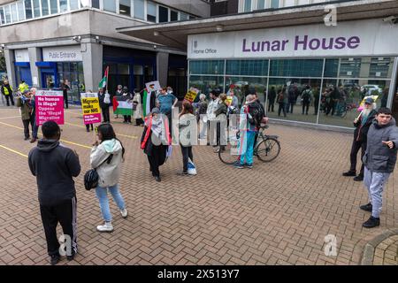 London, Großbritannien. Mai 2024. Aktivisten protestieren gegen das kürzlich von der britischen Regierung verabschiedete Gesetz zur Sicherheit Ruandas und gegen Pläne für Abschiebeflüge außerhalb der Einwanderungsmeldezentrale des Innenministeriums Lunar House. Die Redner des Protestes haben insbesondere auf die Abschiebung palästinensischer Gefangener hingewiesen. Quelle: Mark Kerrison/Alamy Live News Stockfoto