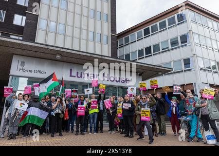London, Großbritannien. Mai 2024. Aktivisten protestieren gegen das kürzlich von der britischen Regierung verabschiedete Gesetz zur Sicherheit Ruandas und gegen Pläne für Abschiebeflüge außerhalb der Einwanderungsmeldezentrale des Innenministeriums Lunar House. Die Redner des Protestes haben insbesondere auf die Abschiebung palästinensischer Gefangener hingewiesen. Quelle: Mark Kerrison/Alamy Live News Stockfoto