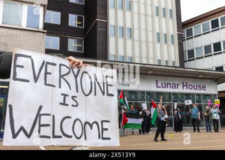 London, Großbritannien. Mai 2024. Aktivisten protestieren gegen das kürzlich von der britischen Regierung verabschiedete Gesetz zur Sicherheit Ruandas und gegen Pläne für Abschiebeflüge außerhalb der Einwanderungsmeldezentrale des Innenministeriums Lunar House. Die Redner des Protestes haben insbesondere auf die Abschiebung palästinensischer Gefangener hingewiesen. Quelle: Mark Kerrison/Alamy Live News Stockfoto