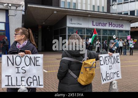 London, Großbritannien. Mai 2024. Aktivisten protestieren gegen das kürzlich von der britischen Regierung verabschiedete Gesetz zur Sicherheit Ruandas und gegen Pläne für Abschiebeflüge außerhalb der Einwanderungsmeldezentrale des Innenministeriums Lunar House. Die Redner des Protestes haben insbesondere auf die Abschiebung palästinensischer Gefangener hingewiesen. Quelle: Mark Kerrison/Alamy Live News Stockfoto
