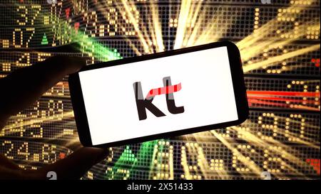 Konskie, Polen - 17. März 2024: Logo der KT Corporation auf dem Mobiltelefon Stockfoto