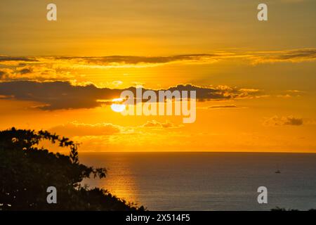 Goldener Sonnenuntergang über dem Strand von Beau vallon, Mahe Seychelles Stockfoto