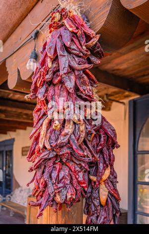 Nahaufnahme von getrockneten Chili-Paprika, genannt Ristras, die an der Holzdecke in Albuquerque New Mexico hängen. Stockfoto