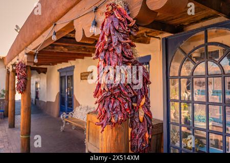 Nahaufnahme von getrockneten Chili-Paprika, genannt Ristras, die an der Holzdecke in Albuquerque New Mexico hängen. Stockfoto
