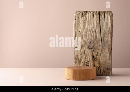 Präsentation für das Produkt. Hölzerne Podium auf beigefarbenem Hintergrund. Leerzeichen für Text Stockfoto