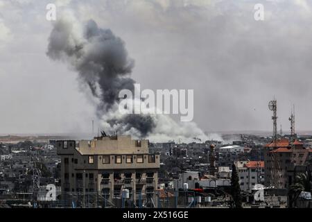 Rafah, Palästinensische Gebiete. Mai 2024. Rauch steigt nach einem israelischen Luftangriff im Osten der Stadt Rafah im südlichen Gazastreifen auf. Abed Rahim Khatib/dpa/Alamy Live News Stockfoto