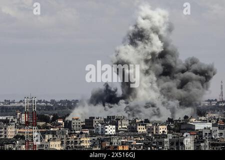 Rafah, Palästinensische Gebiete. Mai 2024. Rauch steigt nach einem israelischen Luftangriff im Osten der Stadt Rafah im südlichen Gazastreifen auf. Abed Rahim Khatib/dpa/Alamy Live News Stockfoto