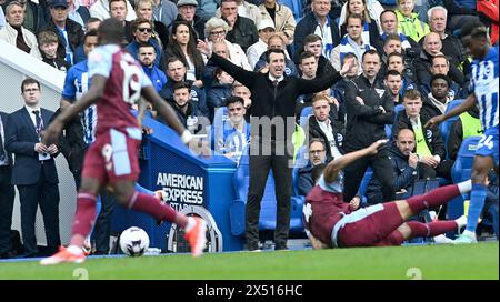 Aston Villa Cheftrainer Unai Emery während des Premier League Spiels zwischen Brighton und Hove Albion und Aston Villa im American Express Stadium, Brighton, UK - 5. Mai 2024 Foto Simon Dack / Telefoto images. Nur redaktionelle Verwendung. Kein Merchandising. Für Football Images gelten Einschränkungen für FA und Premier League, inc. Keine Internet-/Mobilnutzung ohne FAPL-Lizenz. Weitere Informationen erhalten Sie bei Football Dataco Stockfoto