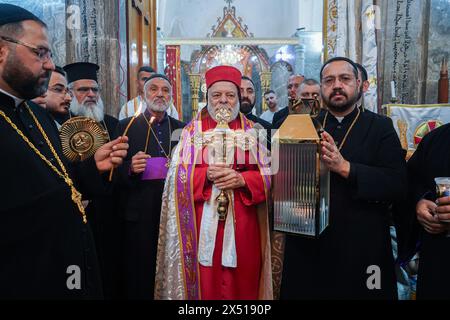 Ninive, Irak. Mai 2024. Syrisch-orthodoxe christliche Geistliche nehmen an der Zeremonie der Ankunft des Heiligen Feuers im Kloster Mar Matti bei Mossul Teil. Östliche orthodoxe Christen glauben, dass das „Heilige Feuer“ aus dem Grab Christi in der Grabeskirche am Heiligen Samstag in Jerusalem ausgeht. Christlich-orthodoxe Gläubige feiern die Karwoche der Osterfeier zur Kreuzigung und Auferstehung Jesu Christi. Die ostorthodoxe Welt feiert den Ostertag nach dem alten julianischen Kalender. Quelle: SOPA Images Limited/Alamy Live News Stockfoto