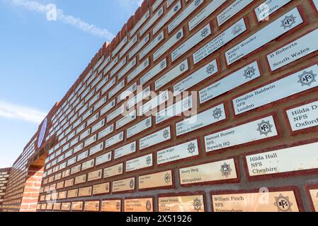 Namensschilder an der Memorial Wall bei der Enthüllung und Eröffnung des National Red Plaque Fire Service Memorial in Rettendon, Essex, Großbritannien Stockfoto