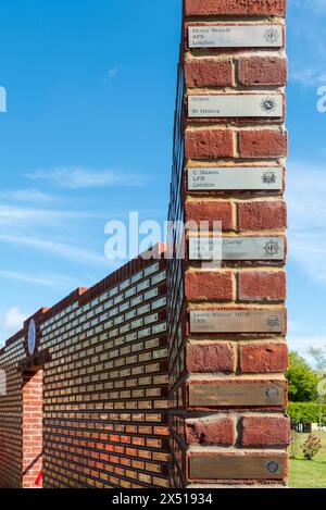 Namensschilder an der Memorial Wall bei der Enthüllung und Eröffnung des National Red Plaque Fire Service Memorial in Rettendon, Essex, Großbritannien Stockfoto