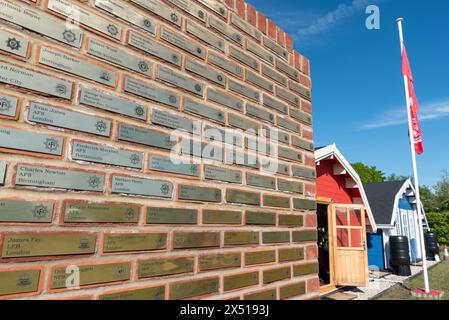 Namensschilder an der Memorial Wall bei der Enthüllung und Eröffnung des National Red Plaque Fire Service Memorial in Rettendon, Essex, Großbritannien Stockfoto